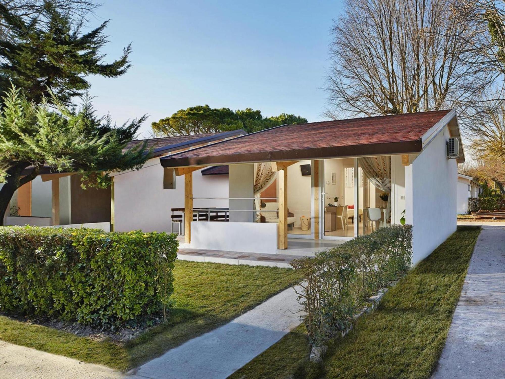 Bungalow In With Garden Furniture Hébergement de vacances *